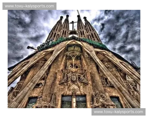 地中海的狂想曲:当那不勒斯的蓝色风暴撞上巴塞罗那的艺术图腾 地中海的狂想曲:当那不勒斯的蓝色风暴撞上巴塞罗那的艺术图腾